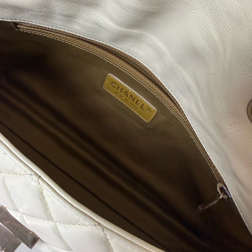 CHANEL Quilted Lambskin White Bag - Picture 12 of 17